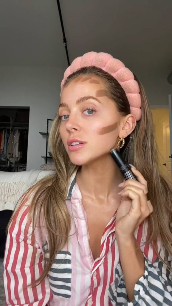 Beautytrends 2023: Volle Lippen dank Bow and Arrow-Trick